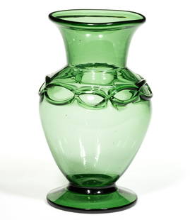 NEW ENGLAND GLASS CO. ATTRIBUTED FREE-BLOWN CHAIN-DECORATED VASE: NEW ENGLAND GLASS CO. ATTRIBUTED FREE-BLOWN CHAIN-DECORATED VASE, brilliant emerald green, generously proportioned urn form with applied pinched chain comprising eight links to the shoulder, and flare