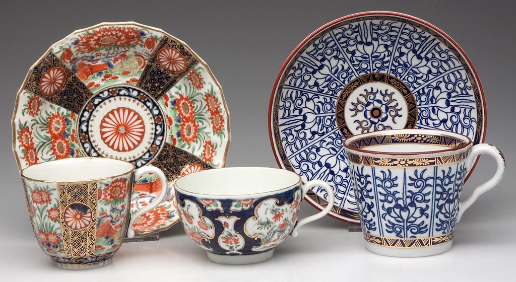 WORCESTER PORCELAIN 18TH CENTURY IMARI ITEMS, LOT OF FI: WORCESTER PORCELAIN 18TH CENTURY IMARI ITEMS, LOT OF FIVE, including a cup and saucer in "Rich Queen's" pattern; a cup and saucer in "Royal Lily" pattern; and a Kakiemon-decorated cup, pseudo-Chinese 