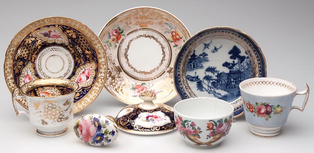 ENGLISH AND OTHER PORCELAIN TEA AND COFFEE WARES, LOT O: ENGLISH AND OTHER PORCELAIN TEA AND COFFEE WARES, LOT OF EIGHT, including a London-form cobalt-blue ground cup and saucer, a Davenport cup, a Spode pattern 3502 saucer, another English saucer, an Engl