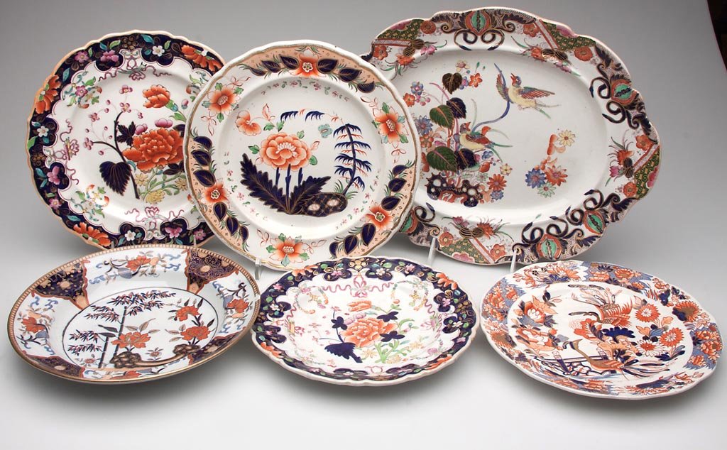 ENGLISH IRONSTONE IMARI-STYLE DINNERWARE ITEMS, LOT OF : ENGLISH IRONSTONE IMARI-STYLE DINNERWARE ITEMS, LOT OF SIX, the scalloped Mason's platter printed and painted with elaborate Imari-hued motifs with additional colors, in a fanciful Chinoiserie pattern