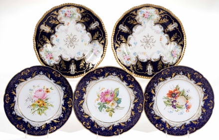 CONTINENTAL FLORAL MOTIF COBALT-DECORATED PORCELAIN PLATES, LOT OF FIVE