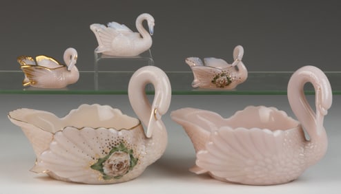 CAMBRIDGE CROWN TUSCAN SWAN FIGURAL ARTICLES, LOT OF FIVE
