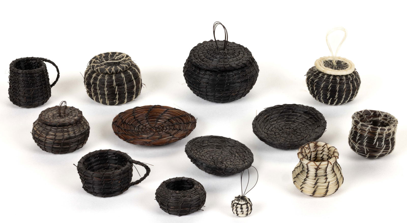 NATIVE AMERICAN O'ODHAM MINIATURE HORSEHAIR BASKETS / TRAYS, LOT OF 13 (1 of 1)