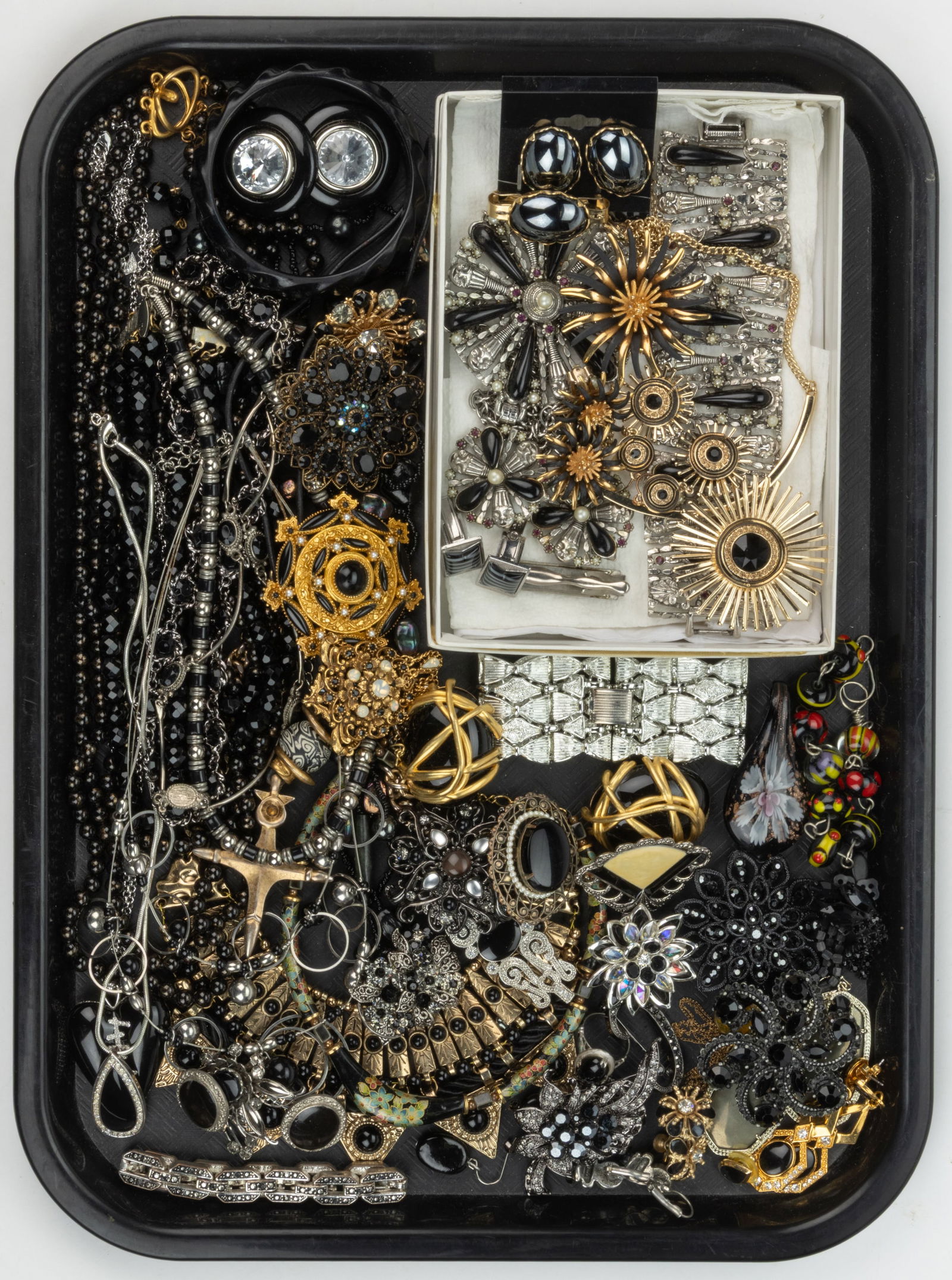 VINTAGE / CONTEMPORARY COSTUME JEWELRY, UNCOUNTED LOT (1 of 1)