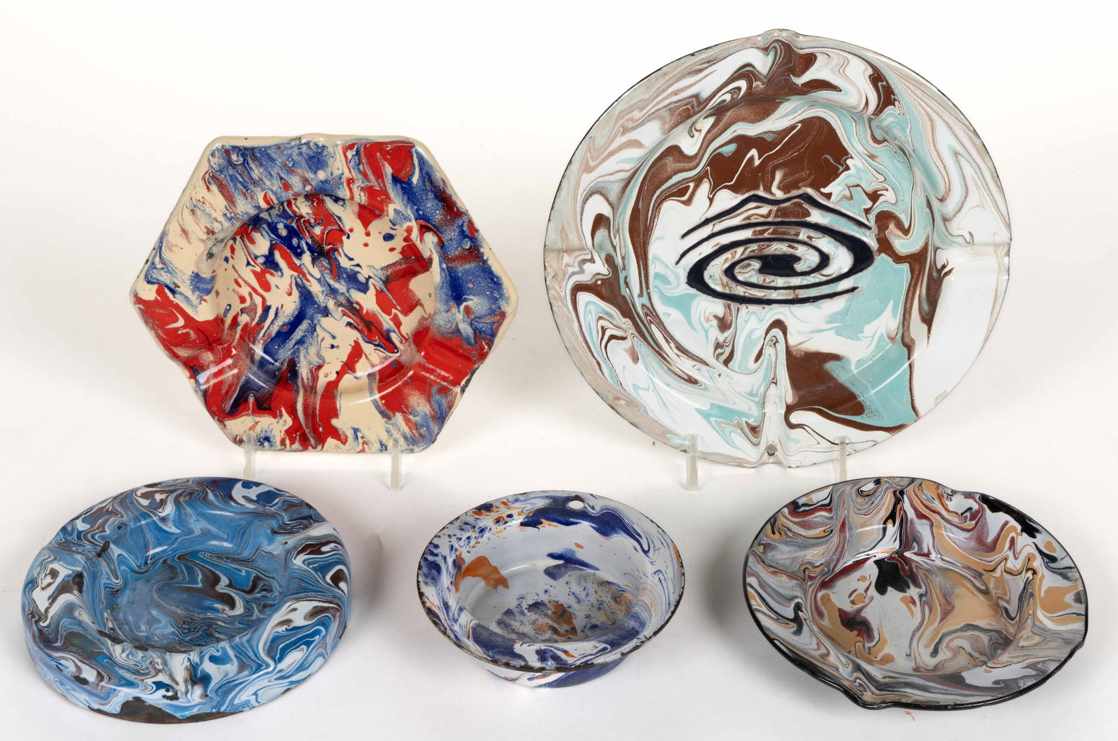 GRANITEWARE / ENAMELWARE END-OF-DAY AND OTHER ASHTRAYS, LOT OF FIVE (1 of 1)