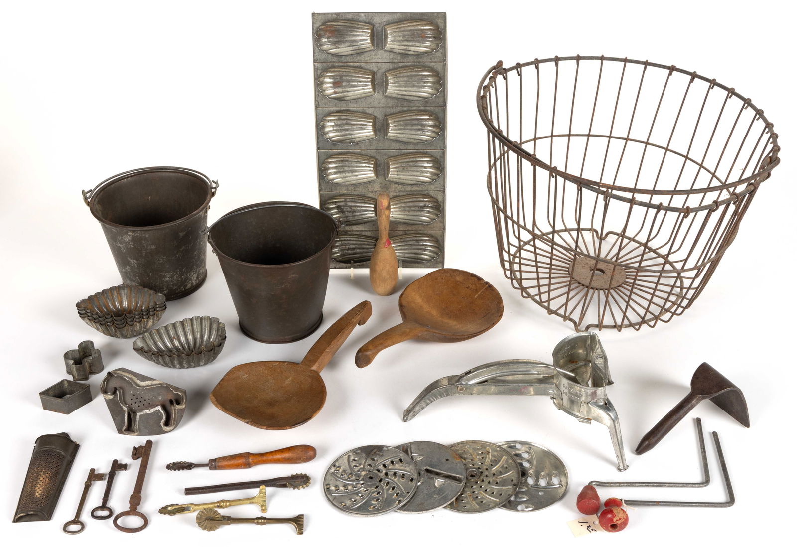 ASSORTED KITCHEN AND DOMESTIC ACCESSORIES, UNCOUNTED LOT (1 of 2)