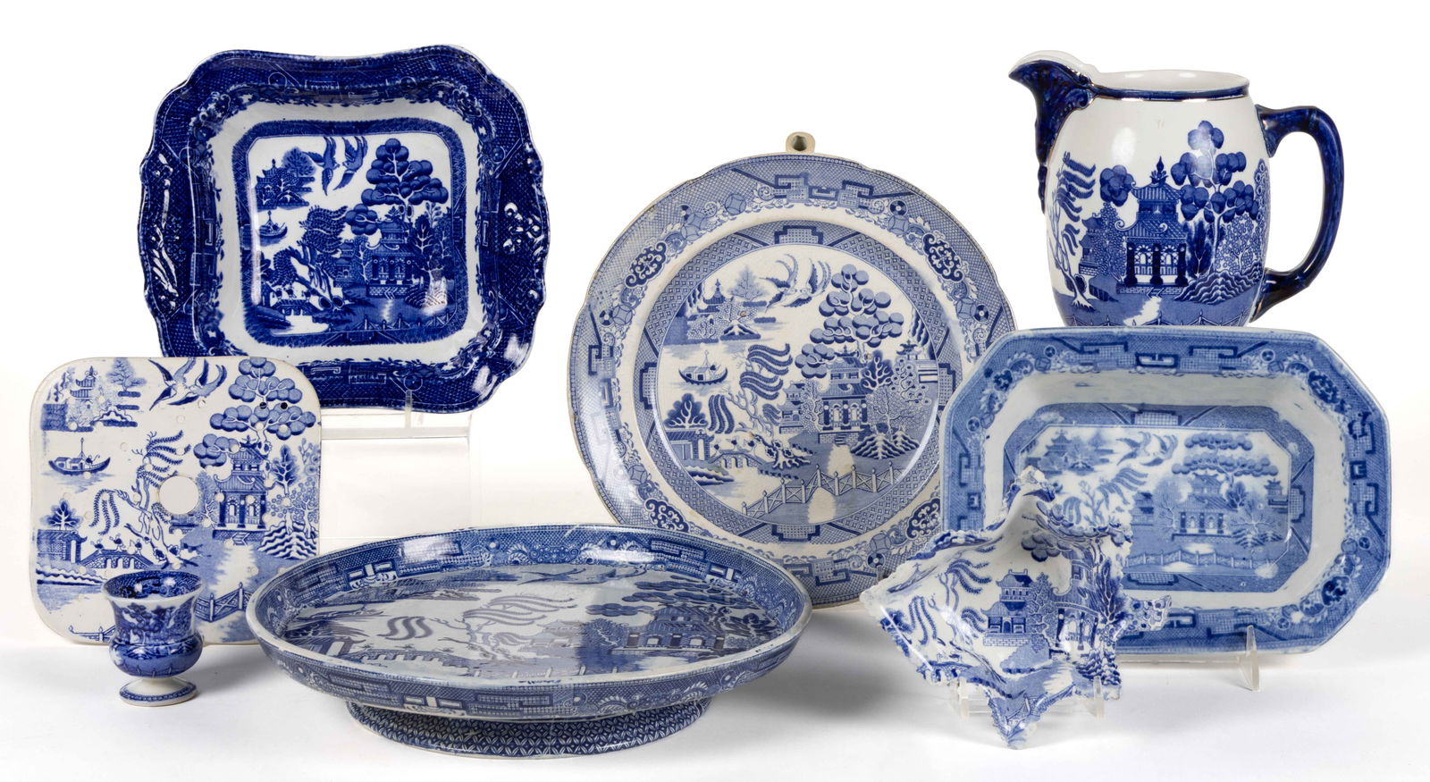 AMERICAN / STAFFORDSHIRE BLUE WILLOW TRANSFER-PRINTED CERAMIC TABLE ARTICLES, LOT OF EIGHT (1 of 2)