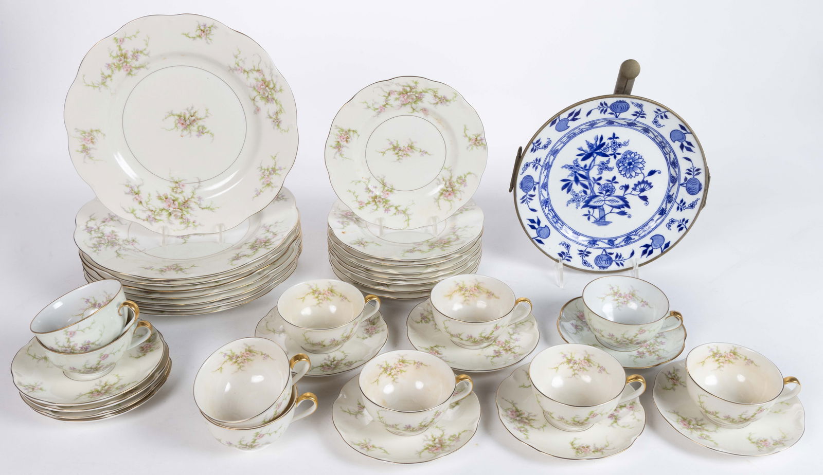 AMERICAN THEODORE HAVILAND "ROSALINDE" PORCELAIN 36-PIECE TABLE SET (1 of 1)