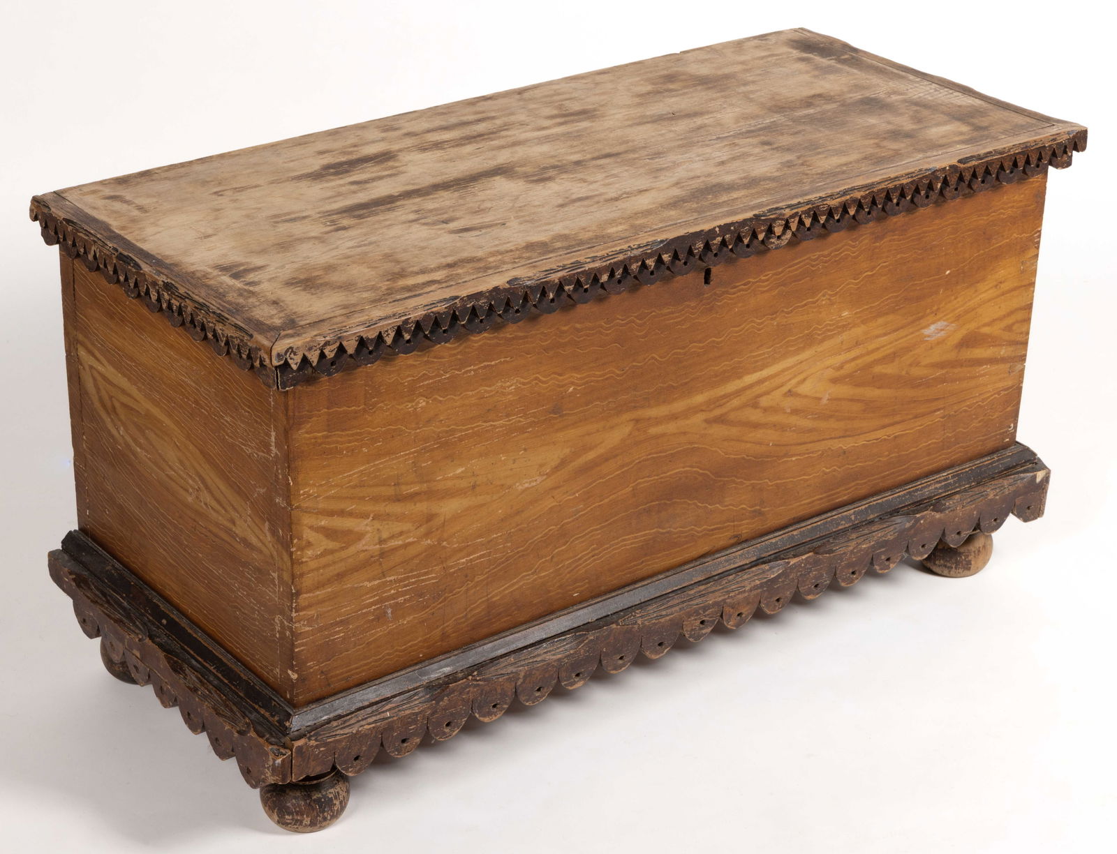 AMERICAN VERNACULAR PAINT-DECORATED POPLAR BLANKET CHEST (1 of 8)