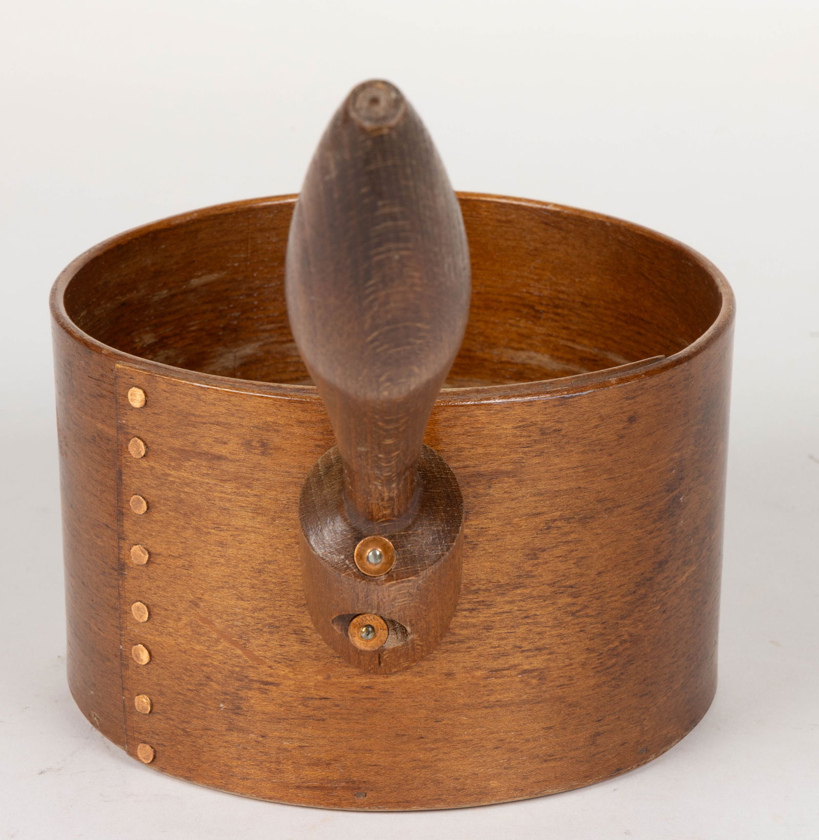 SHAKER-STYLE TREEN HANDLED MEASURE - 2
