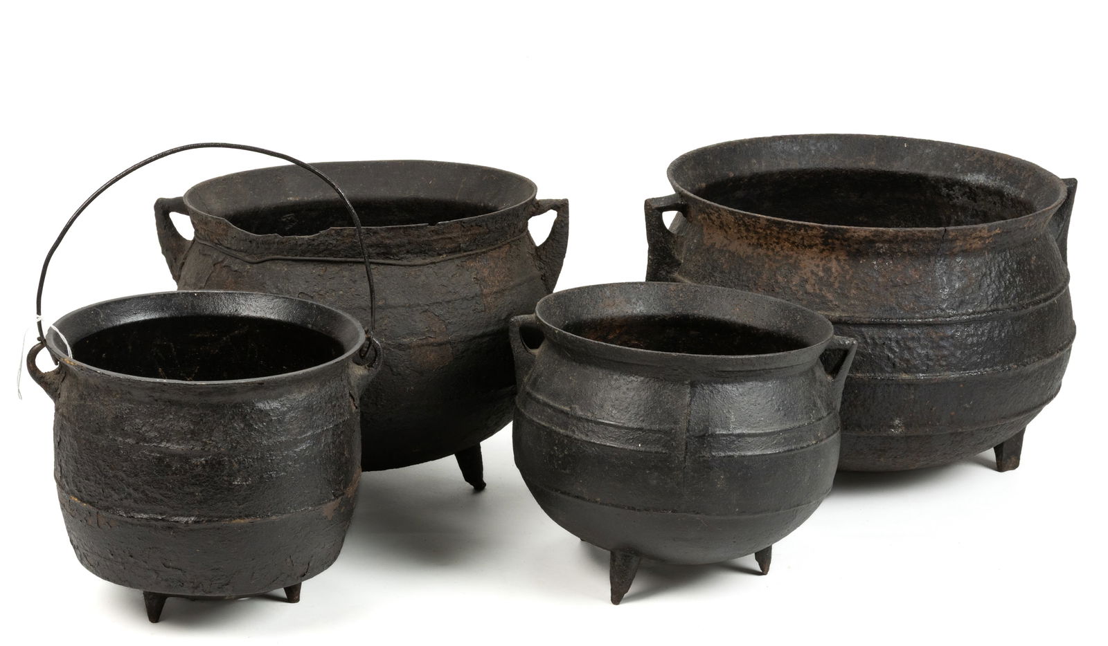 ASSORTED CAST-IRON HEARTH COOKING KETTLES / CAULDRONS, LOT OF FOUR (1 of 2)