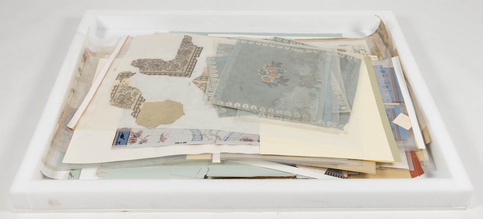 ASSORTED VINTAGE AND ANTIQUE WALLPAPER SAMPLES / FRAGMENTS, LARGE UNCOUNTED LOT (1 of 2)