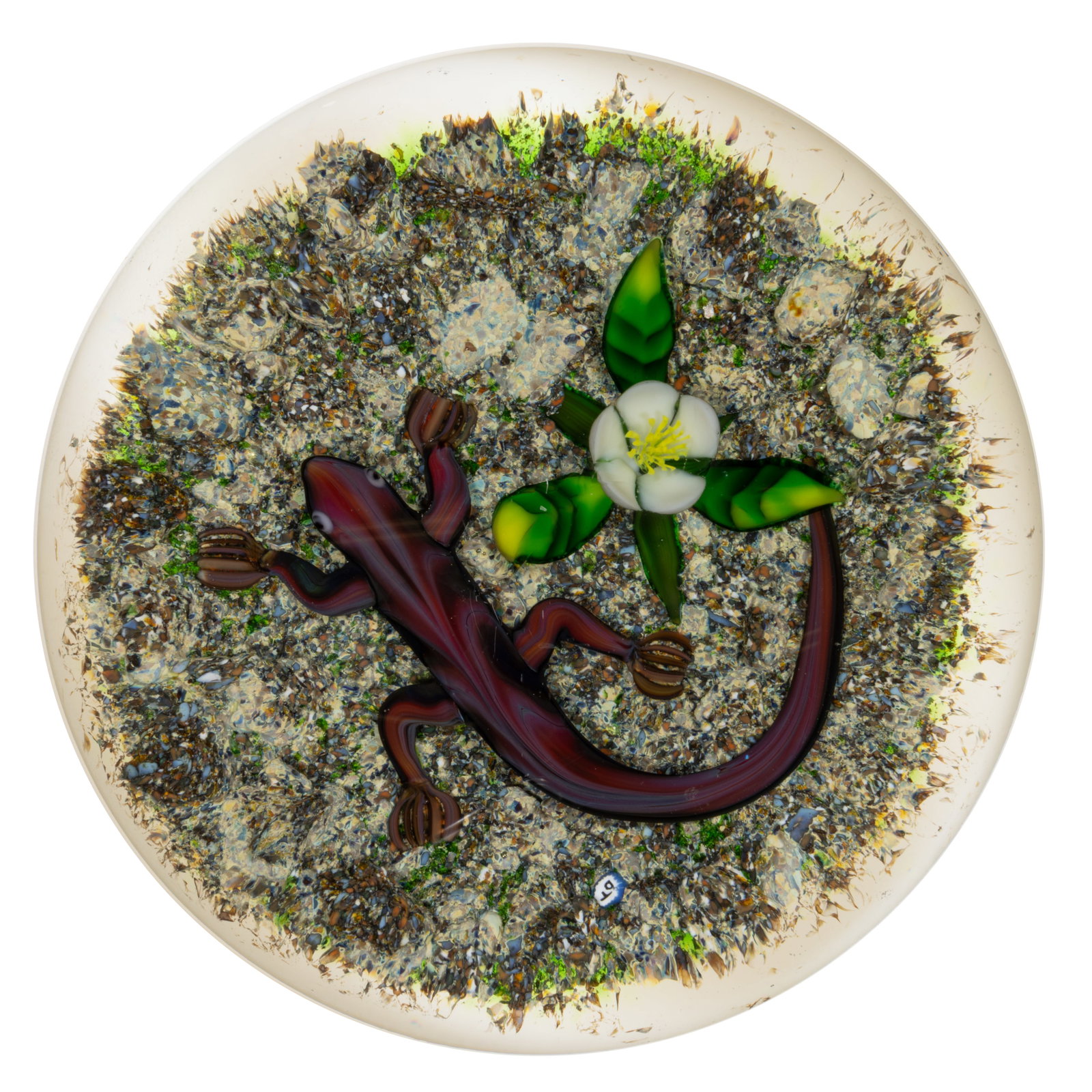 DELMO TARSITANO (AMERICAN 1921-1991) LIZARD IN THE DESERT LAMPWORK STUDIO ART GLASS PAPERWEIGHT: DELMO TARSITANO (AMERICAN 1921-1991) LIZARD IN THE DESERT LAMPWORK STUDIO ART GLASS PAPERWEIGHT, mottled red lizard resting on a frit desert ground with a single adjacent white flower with three exten