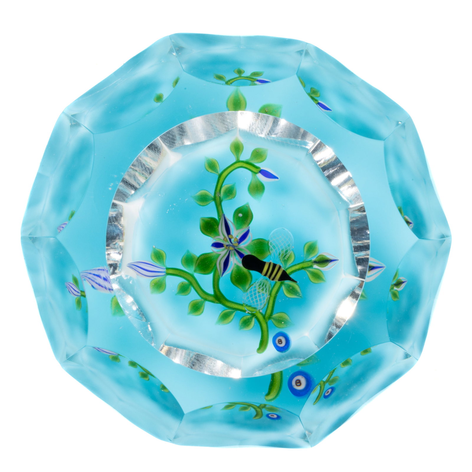 BOB BANFORD (AMERICAN, B. 1951) CUT CLEMATIS AND BEE LAMPWORK STUDIO ART GLASS PAPERWEIGHT: BOB BANFORD (AMERICAN, B. 1951) CUT CLEMATIS AND BEE LAMPWORK STUDIO ART GLASS PAPERWEIGHT, cut-faceted with a circular top window, central white and blue clematis flower with three matching buds at t