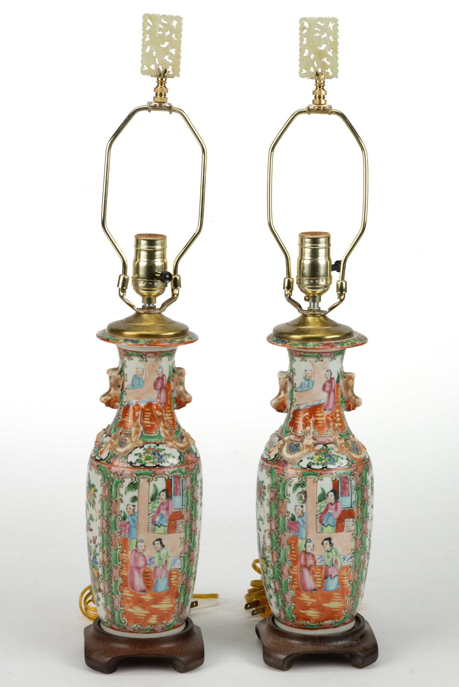 CHINESE EXPORT PORCELAIN FAMILLE ROSE / ROSE MEDALLION ELECTRIC TABLE VASE LAMP PAIR (1 of 4)