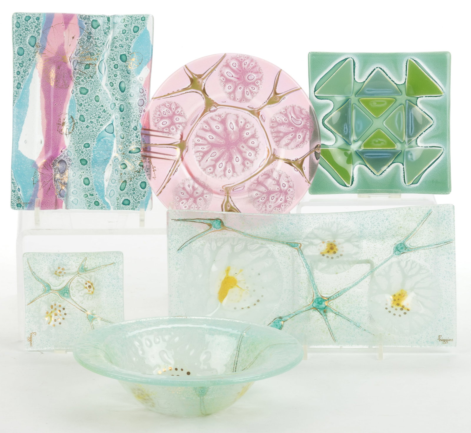 HIGGINS MID-CENTURY MODERN FUSED ART GLASS ARTICLES, LOT OF SIX: HIGGINS MID-CENTURY MODERN FUSED ART GLASS ARTICLES, LOT OF SIX, various colors, comprising a blue and coral rectangular-form ashtray with sand dollar gilt-decoration, a blue and green 