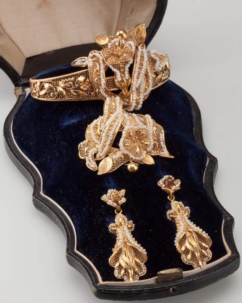 EDWARDIAN-STYLE GOLD AND SEED-PEARL JEWELRY PARURE: EDWARDIAN-STYLE GOLD AND SEED-PEARL JEWELRY PARURE, tested 18+ karat gold, comprising bracelet, brooch and pair of pierced earrings in a floral filigree design highlighted with seed pearls, original f