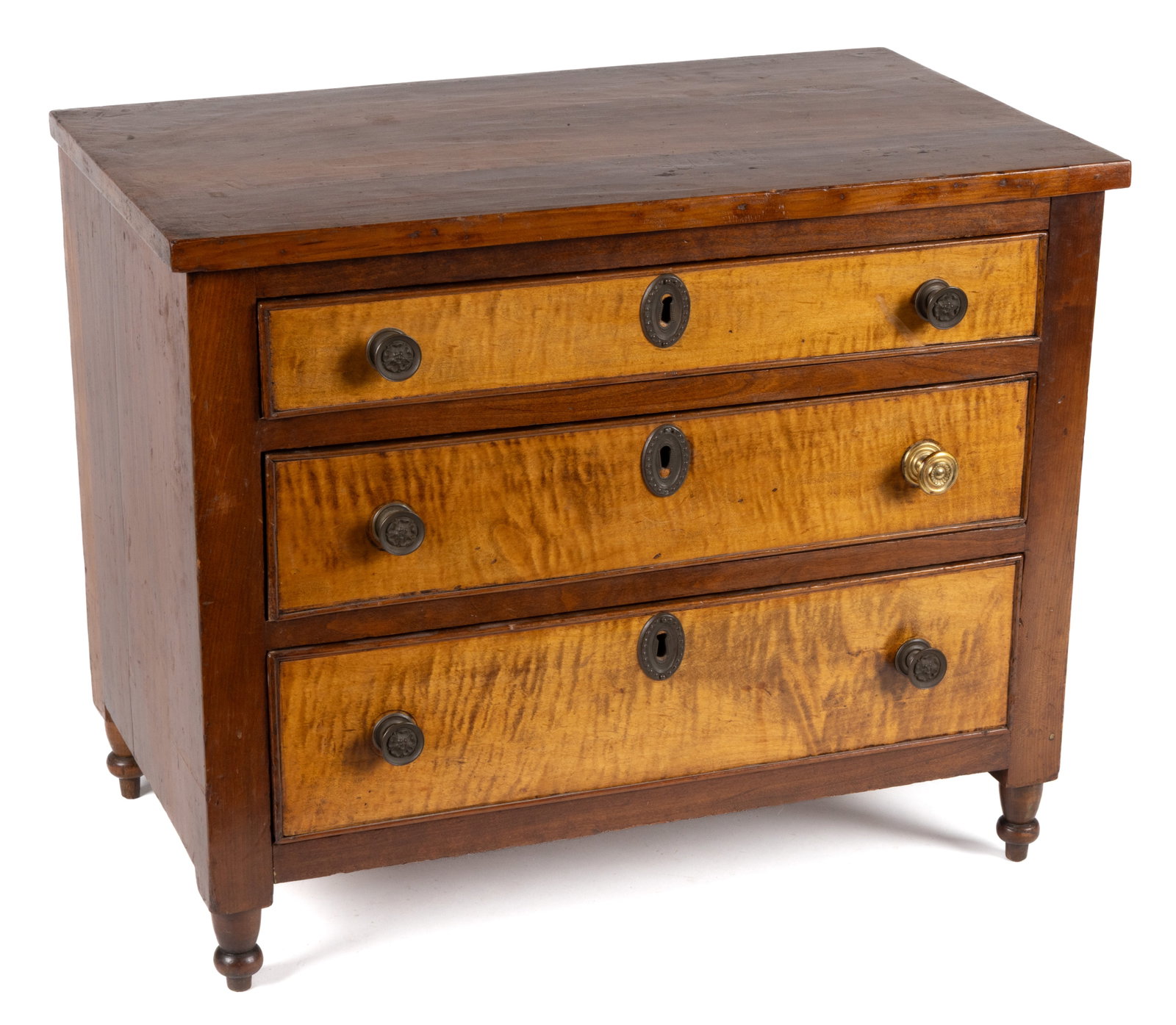 OHIO LATE FEDERAL FIGURED MAPLE AND CHERRY MINIATURE / CHILD'S CHEST OF DRAWERS (1 of 8)
