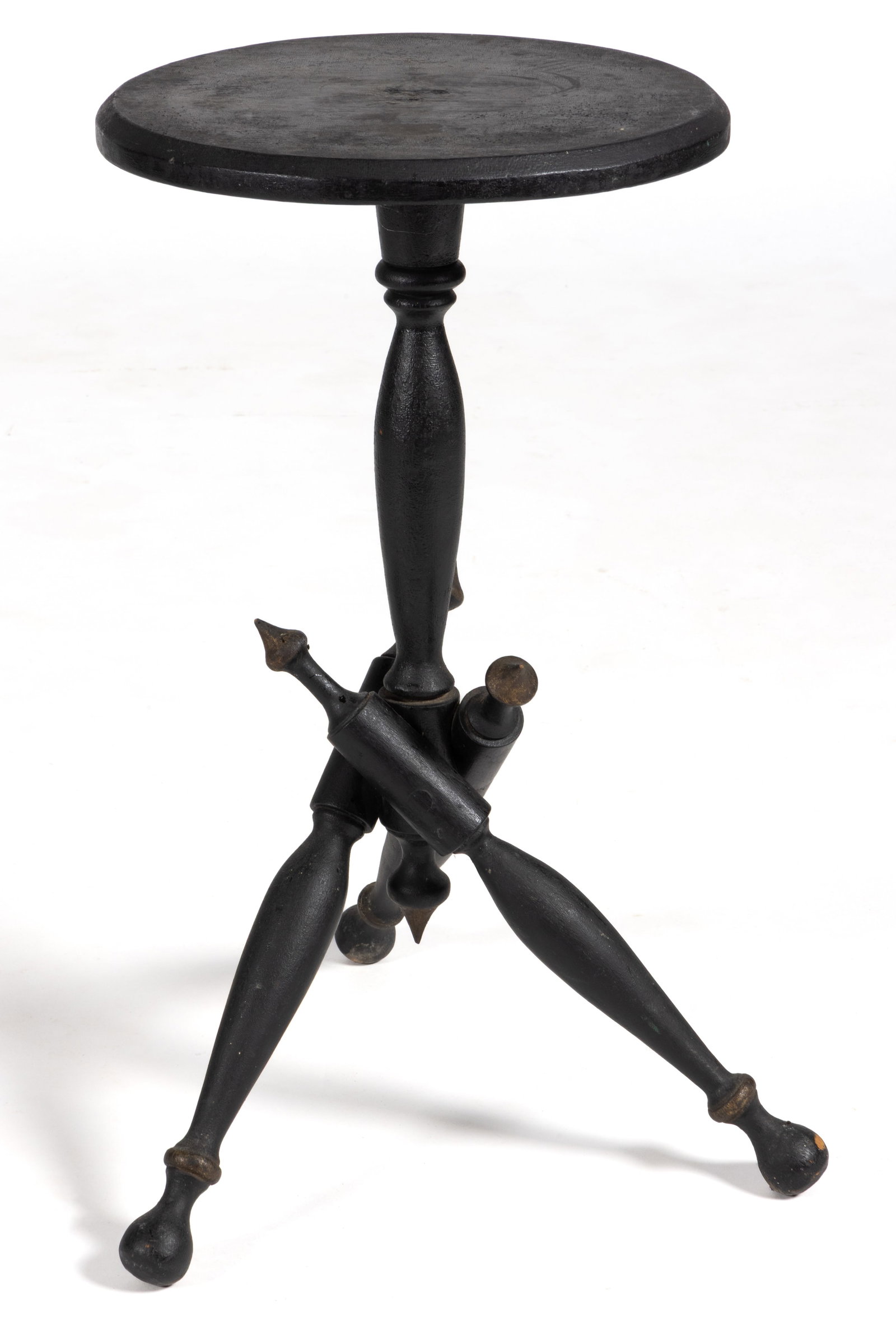 AMERICAN PAINTED DIMINUTIVE CANDLESTAND (1 of 3)