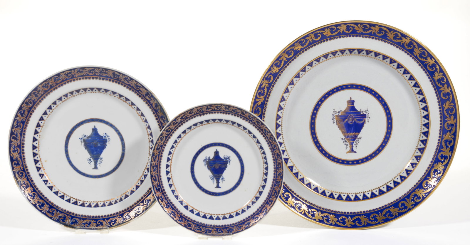 CHINESE EXPORT PORCELAIN HAND-PAINTED NEOCLASSICAL-DECORATED PLATES, GRADUATED SET OF THREE (1 of 2)