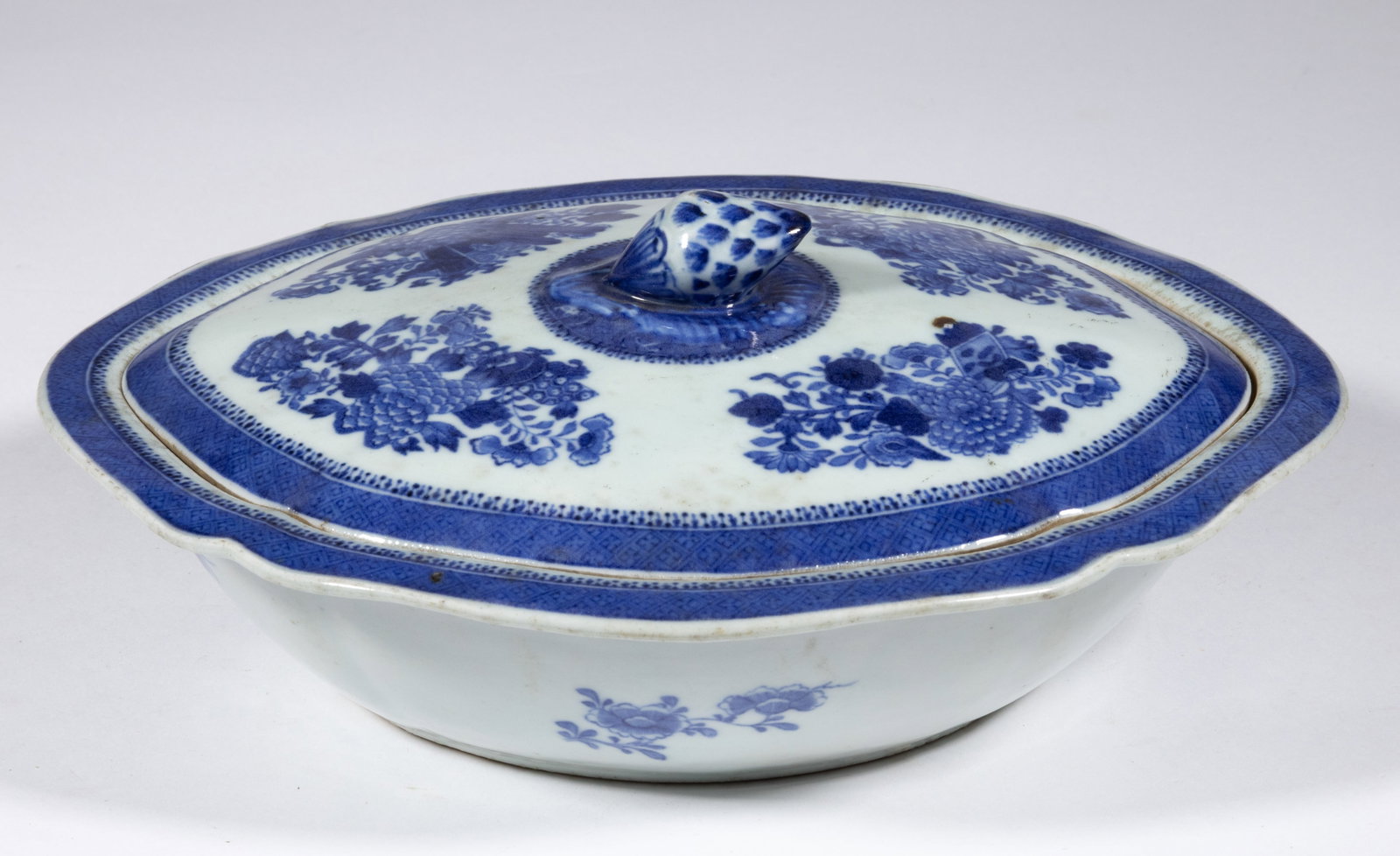 CHINESE EXPORT PORCELAIN BLUE AND WHITE FITZHUGH COVERED VEGETABLE DISH (1 of 3)