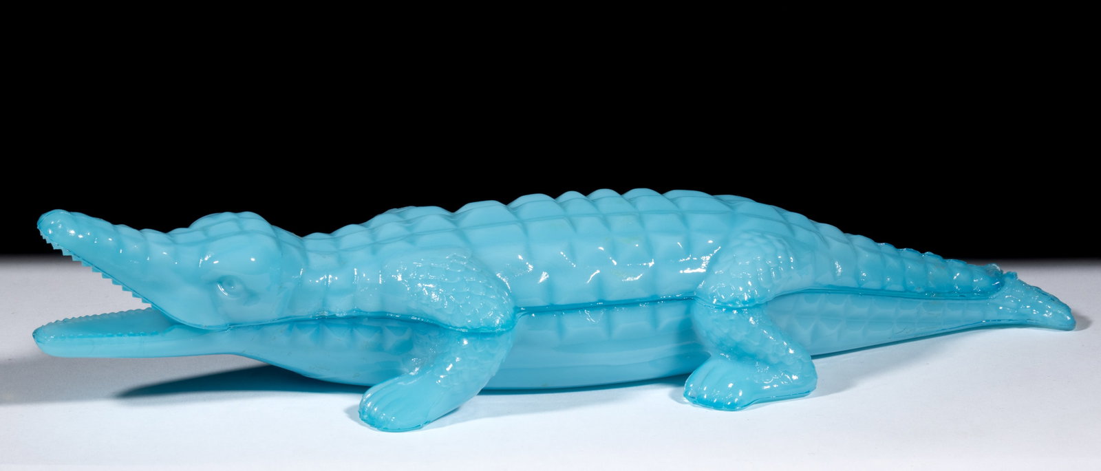 VALLERYSTHAL ALLIGATOR COVERED DISH (1 of 1)