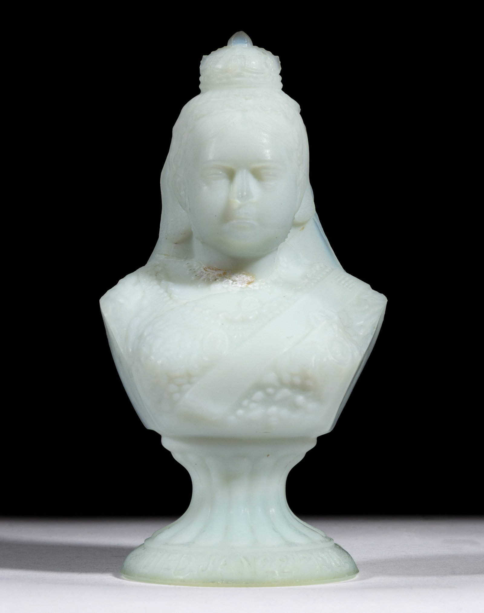 QUEEN VICTORIA GLASS FIGURAL BUST (1 of 2)