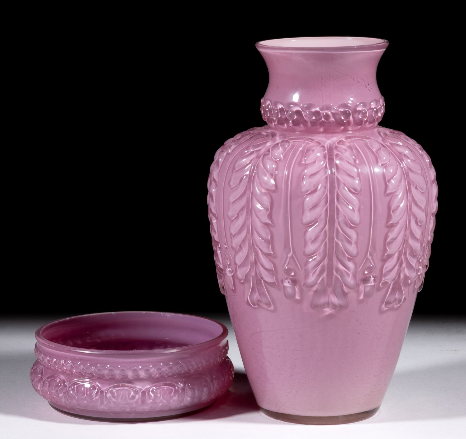 NORTHWOOD NO. 263 / LEAF UMBRELLA GLASS ARTICLES, LOT OF TWO: NORTHWOOD NO. 263 / LEAF UMBRELLA GLASS ARTICLES, LOT OF TWO, Rose due Barry, comprising a vase with a factory-polished rim and a small sauce dish. H. Northwood Glass Co. Pattern introduced in 1889. V