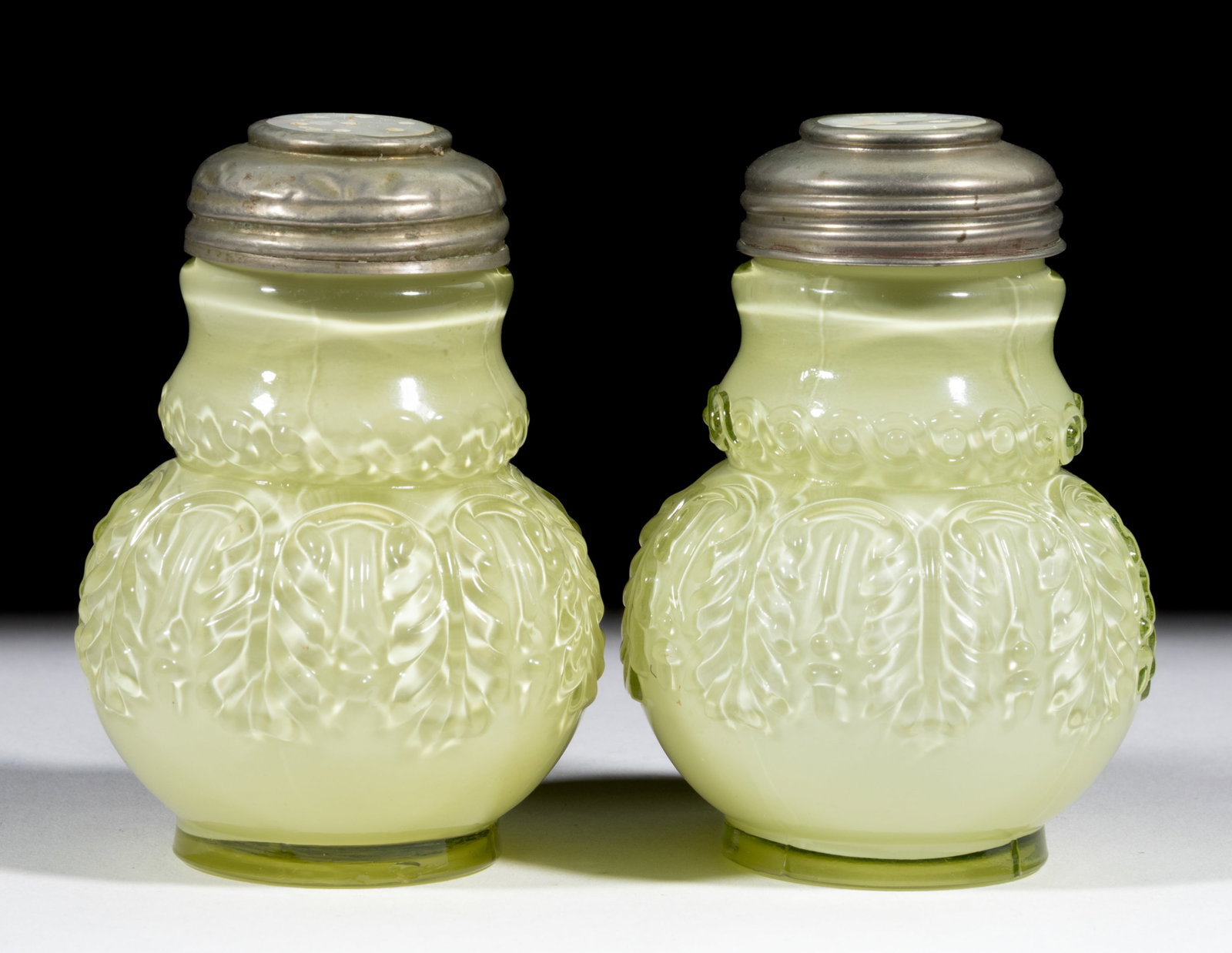 NORTHWOOD NO. 263 / LEAF UMBRELLA SALT AND PEPPER SHAKER SET (1 of 1)