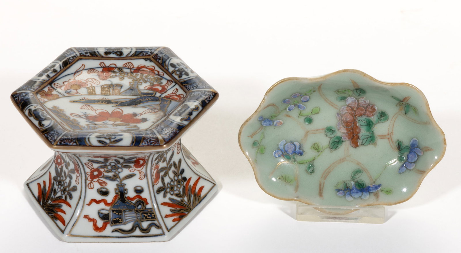 CHINESE EXPORT PORCELAIN HAND-PAINTED OPEN SALTS, LOT OF TWO: CHINESE EXPORT PORCELAIN HAND-PAINTED OPEN SALTS, LOT OF TWO, comprising a celadon example with scalloped rim and polychrome floral motif and an Imari-decorated example depicting flowers in vases