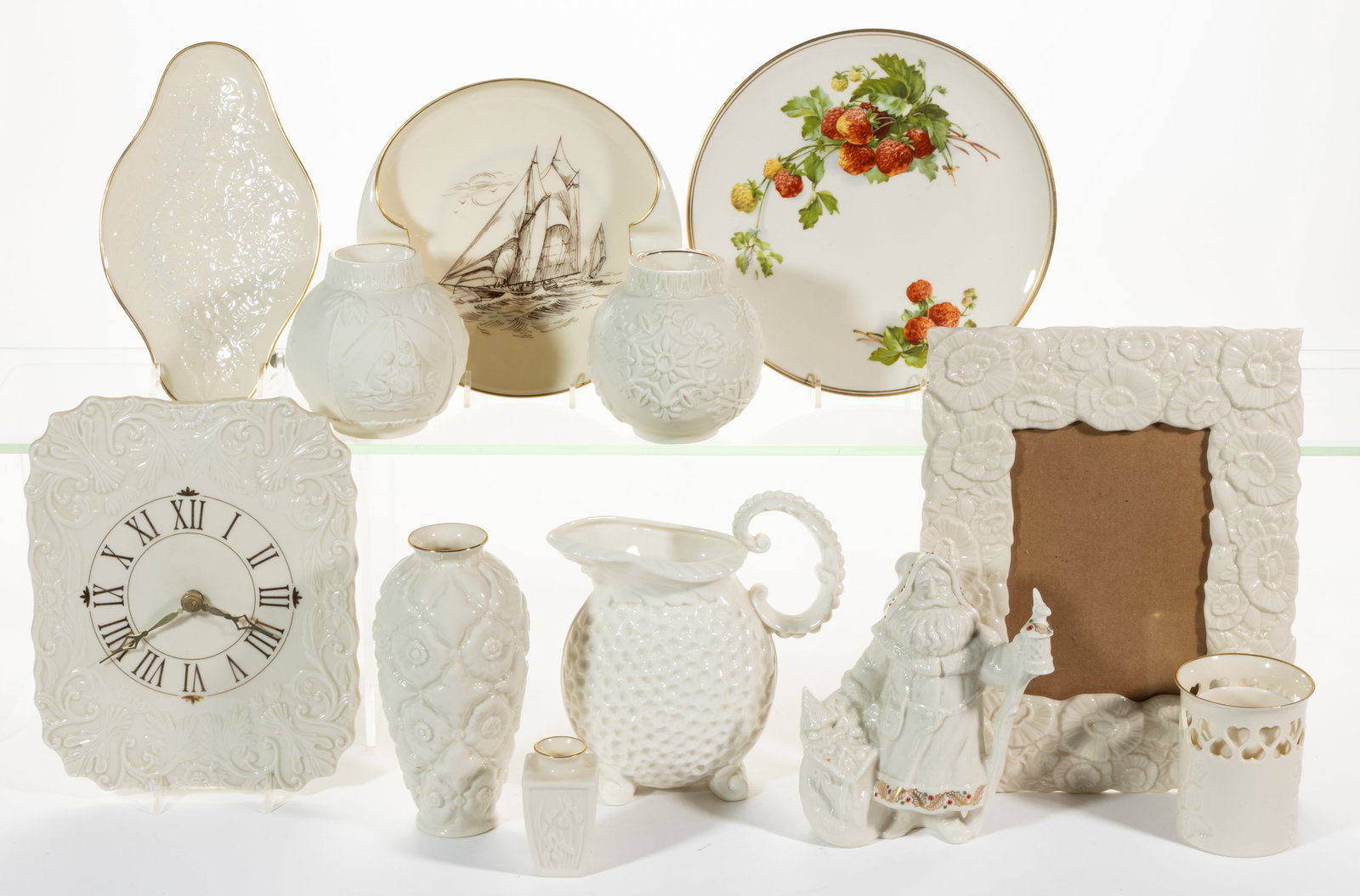 AMERICAN BELLEEK LENOX AND OTHER ASSOCIATED PORCELAIN ARTICLES, LOT OF 12: AMERICAN BELLEEK LENOX AND OTHER ASSOCIATED PORCELAIN ARTICLES, LOT OF 12, including a Belleek Willets plate having transfer strawberry pattern, an 11 1/4" x 9" floral-decorated frame, 