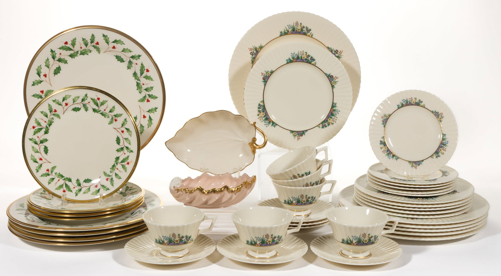 AMERICAN LENOX PORCELAIN TABLE SET AND OTHER ARTICLES, LOT OF 41 (1 of 1)