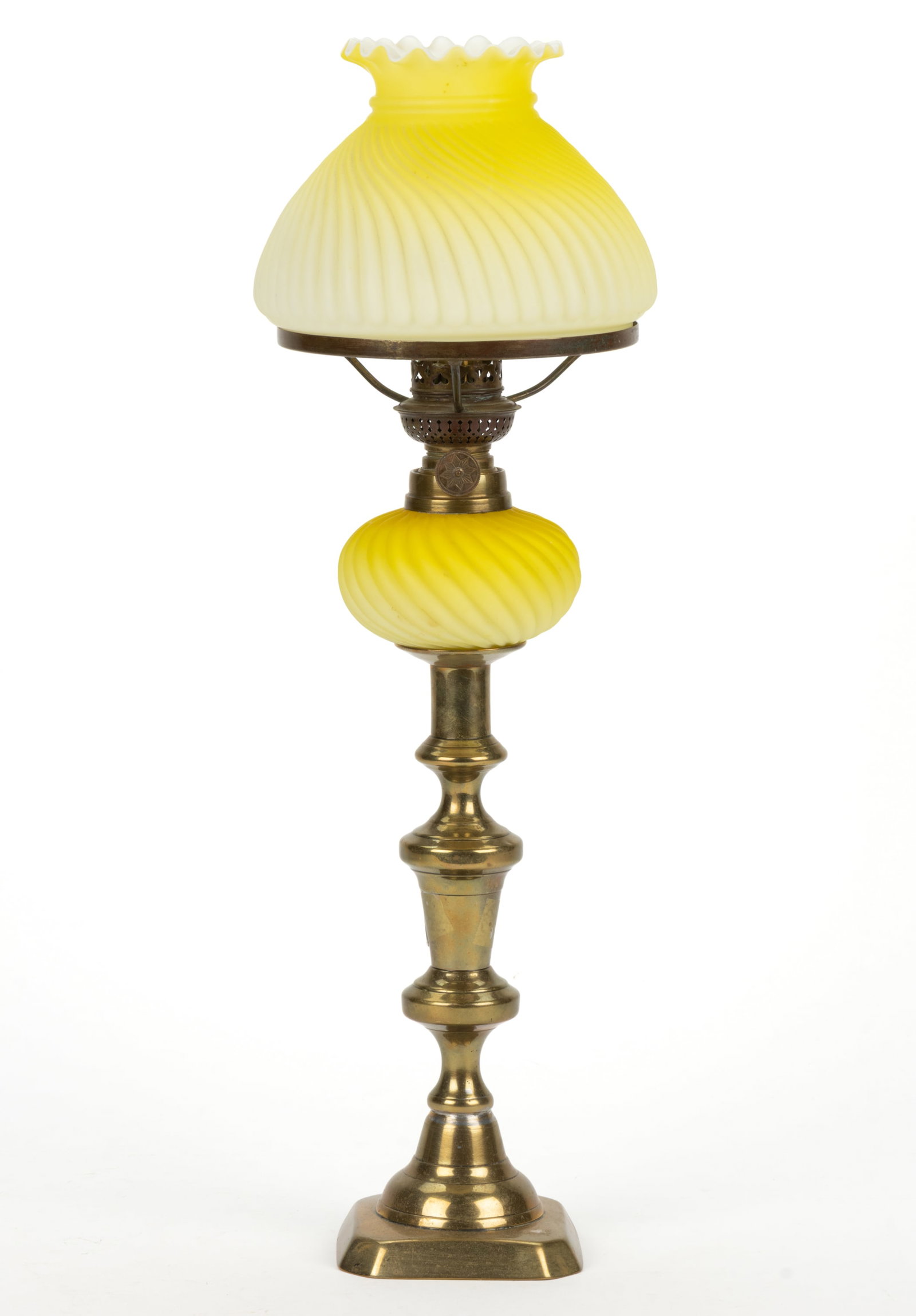 RIBBED SWIRL PATTERN JUNIOR PEG LAMP: RIBBED SWIRL PATTERN JUNIOR PEG LAMP, cased dark to light lemon yellow shading with satin finish, globular-form font, fitted in a brass candlestick with baluster and ringed form stem and square-form f