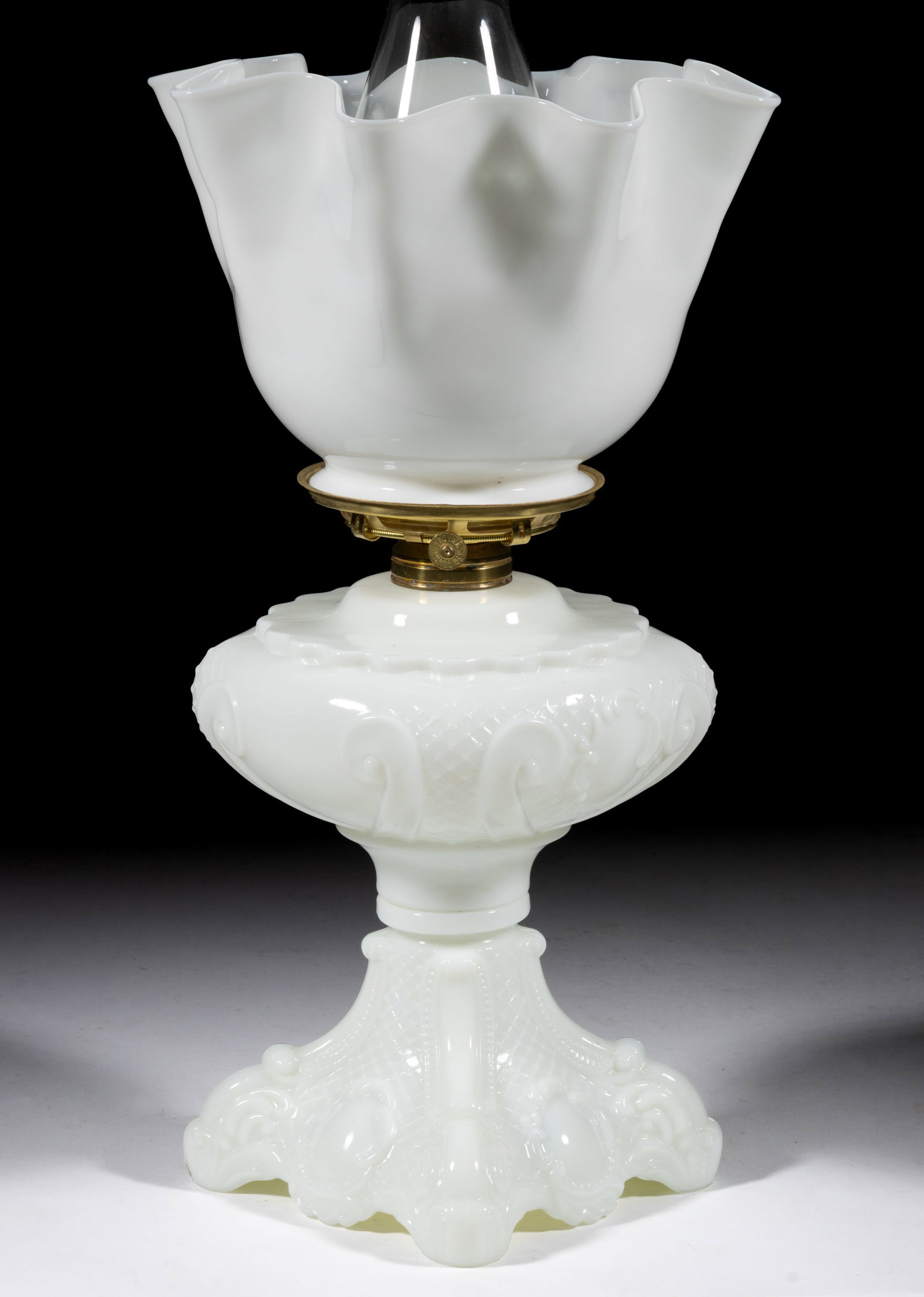 PRINCESS FEATHER MASSIVE FONT KEROSENE STAND LAMP (1 of 2)