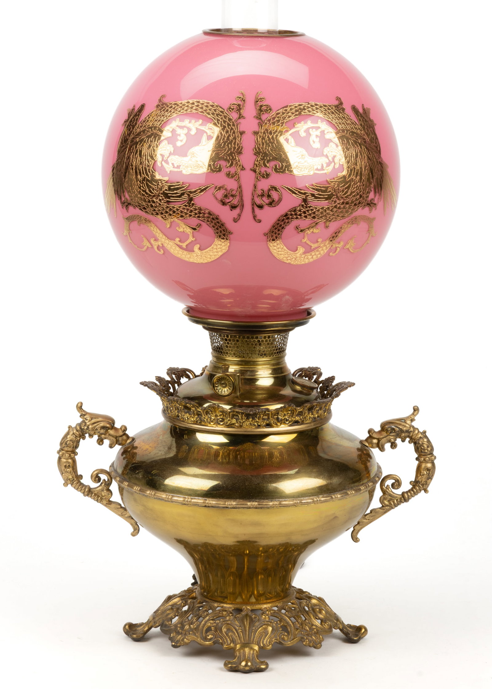 BRADLEY & HUBBARD KEROSENE GONE WITH THE WIND / PARLOR / TABLE LAMP WITH GRIFFIN DECORATED SHADE (1 of 3)