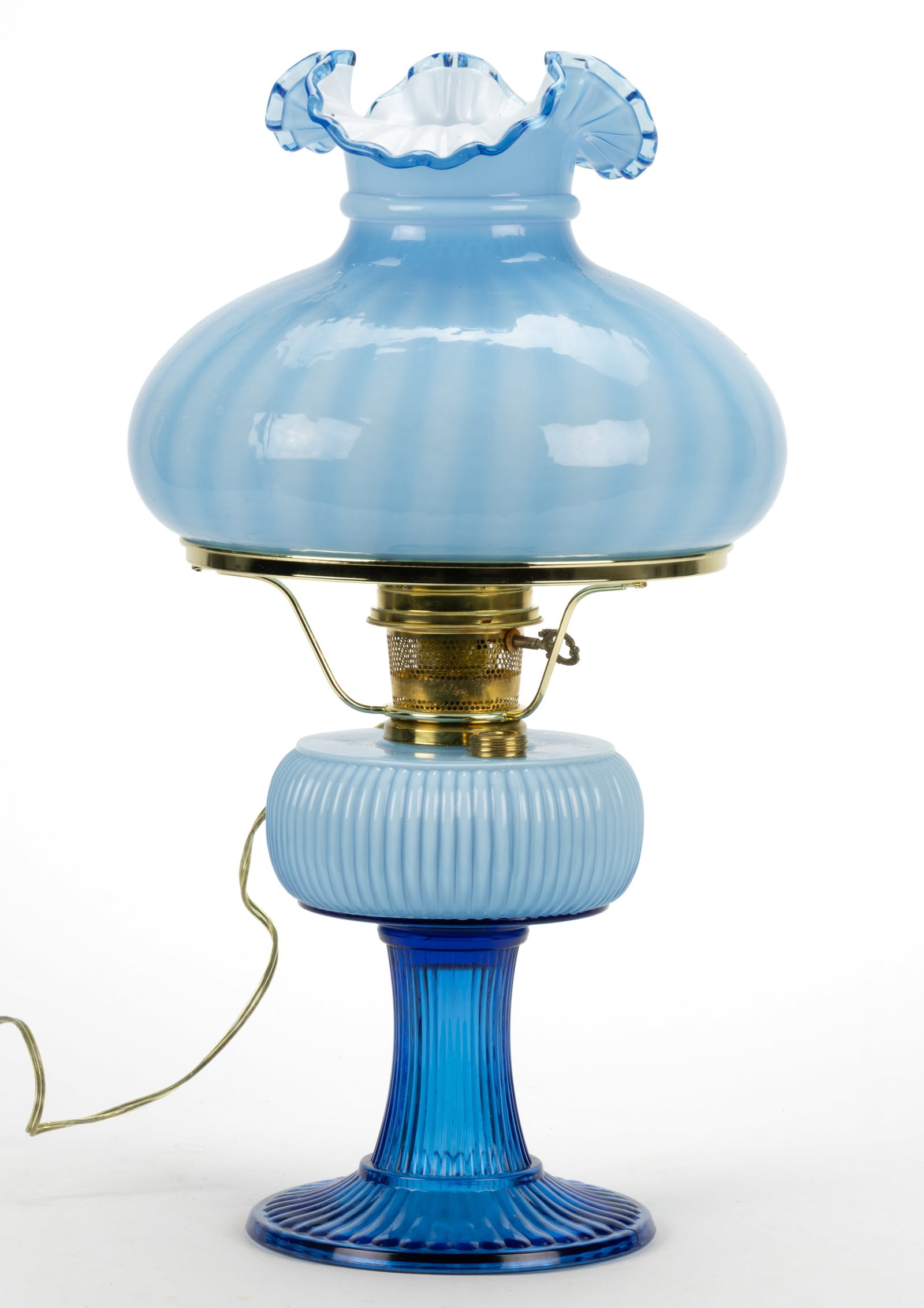 ALADDIN / FENTON GRAND VERTIQUE KEROSENE STAND TABLE LAMP (1 of 2)