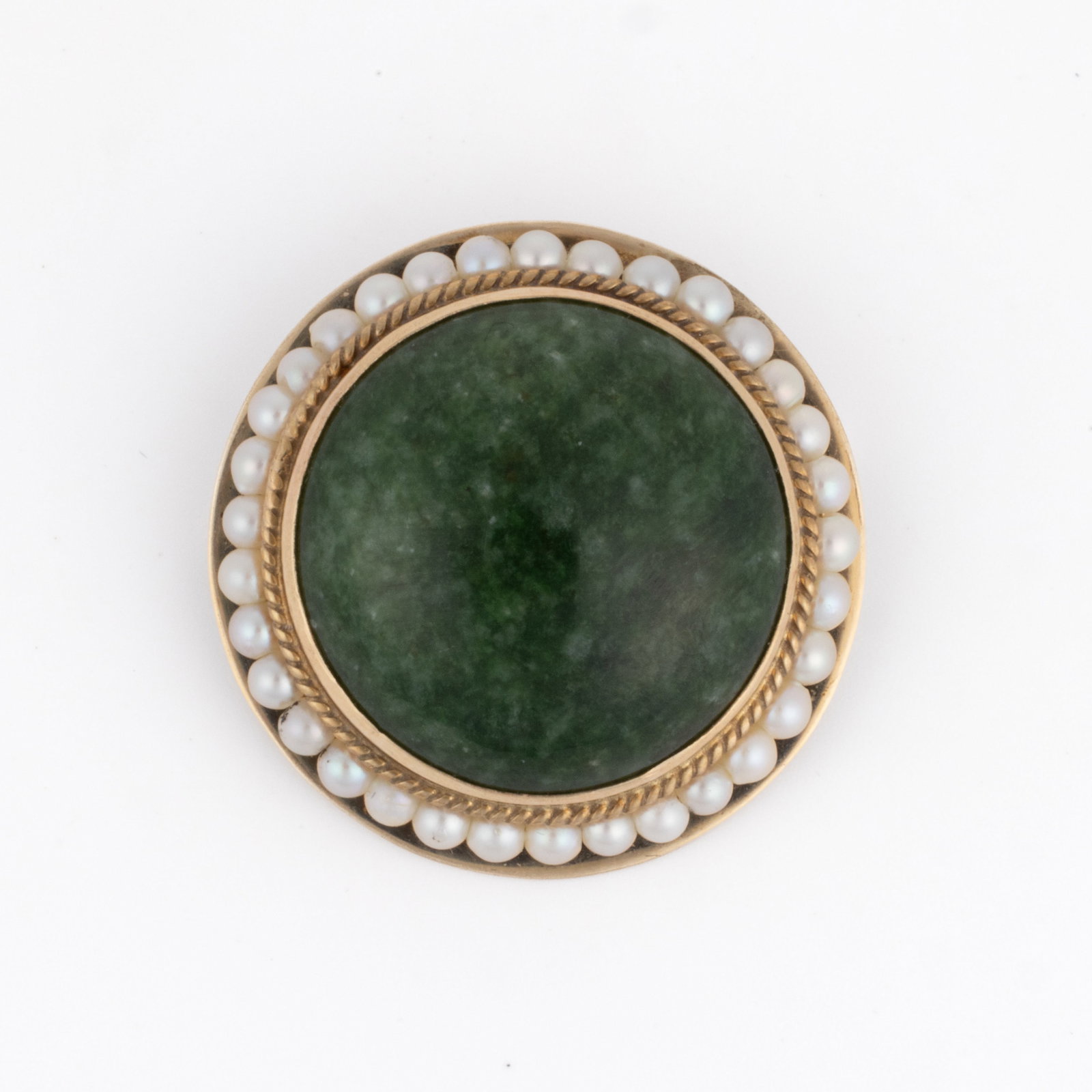 VINTAGE / CONTEMPORARY 14K YELLOW GOLD, PEARL, AND STONE BROOCH / PENDANT: VINTAGE / CONTEMPORARY 14K YELLOW GOLD, PEARL, AND STONE BROOCH / PENDANT, round form, center with a green stone, possibly jade, cabochon in a bezel setting, bordered by seed pearls, back with hinged 