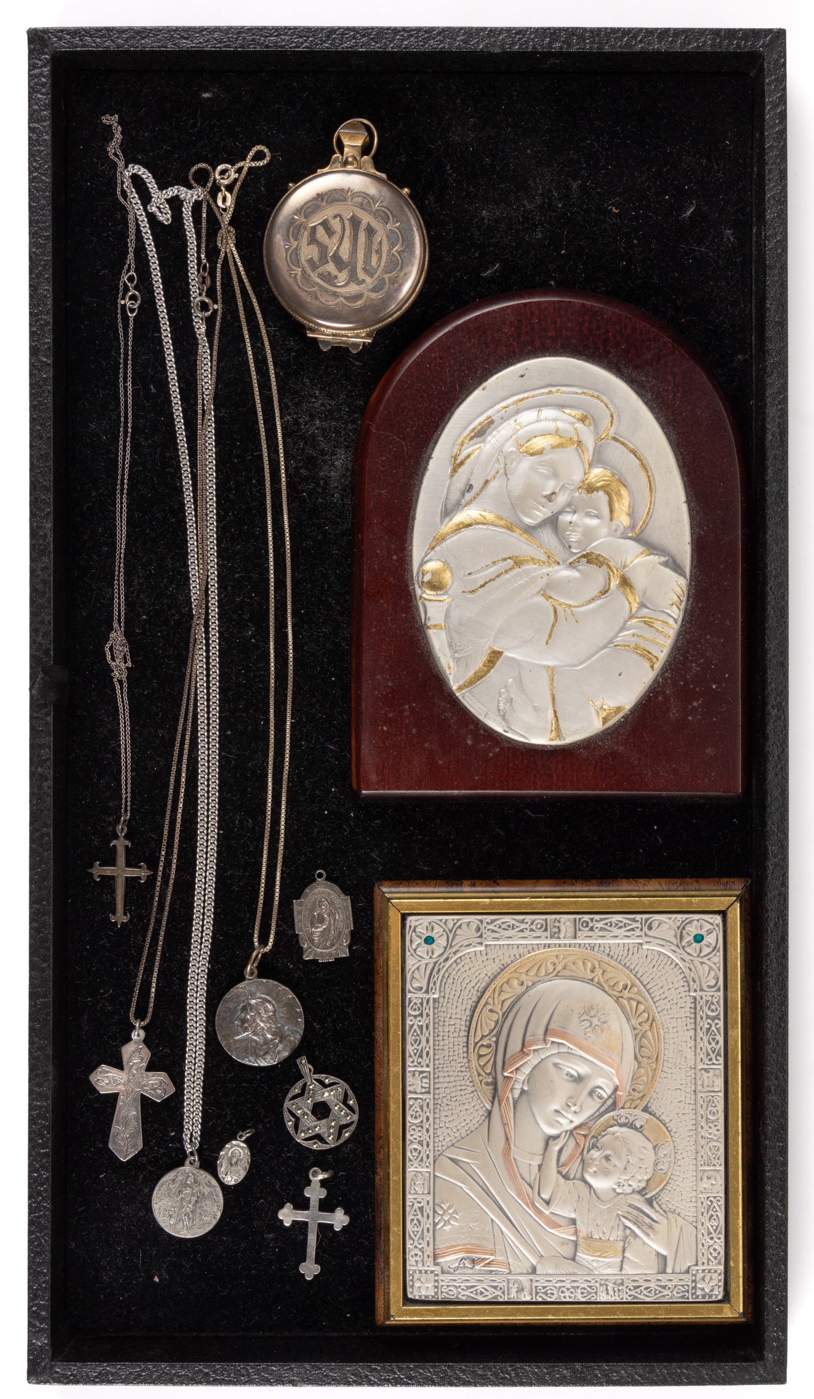 ANTIQUE / VINTAGE / CONTEMPORARY RELIGIOUS STERLING SILVER JEWELRY AND OTHER ARTICLES, LOT OF 11: ANTIQUE / VINTAGE / CONTEMPORARY RELIGIOUS STERLING SILVER JEWELRY AND OTHER ARTICLES, LOT OF 11, comprising a holy communion pyx by W.J. Feeley & Co. of Providence, RI being of pocket watch form 