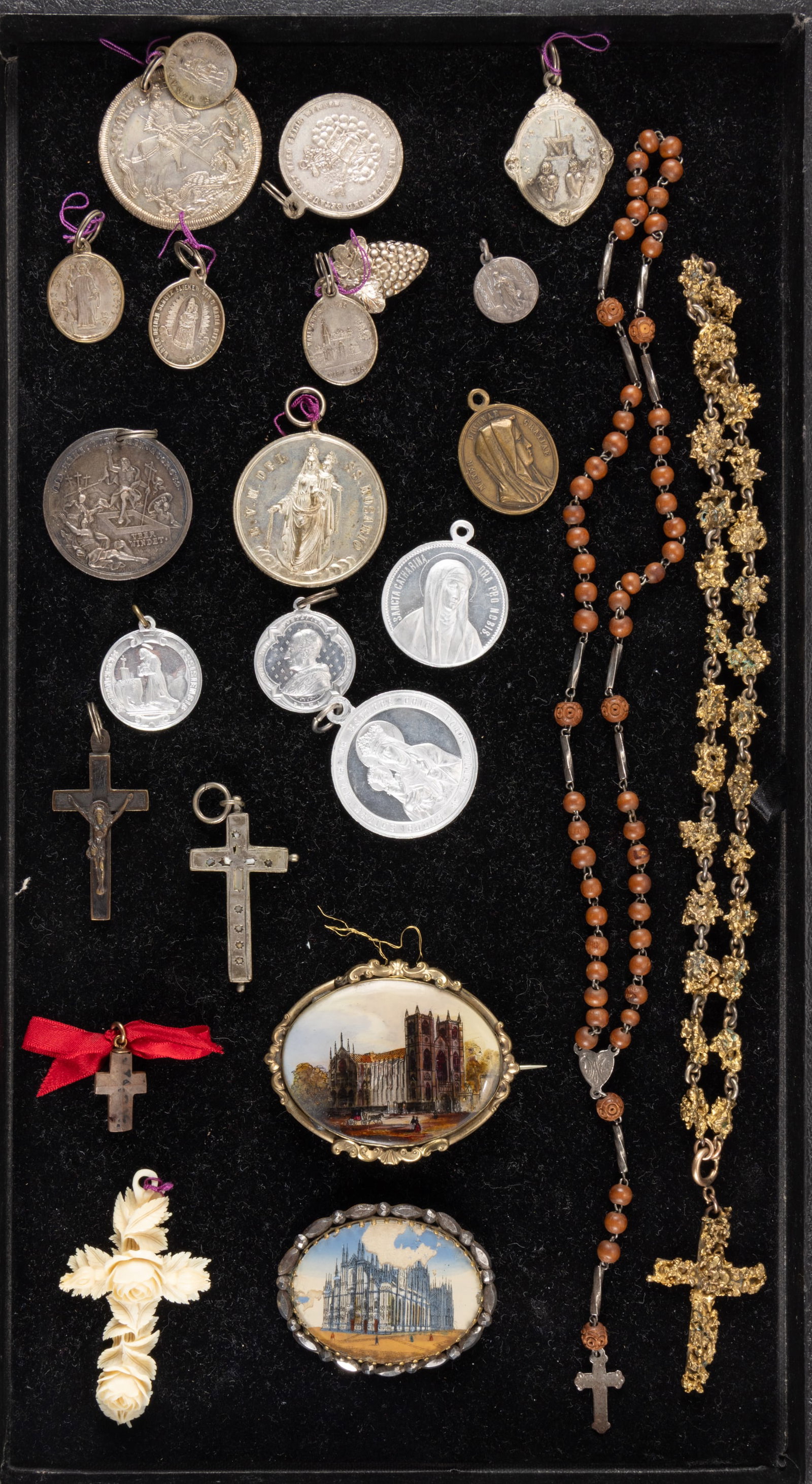 ANTIQUE / VINTAGE RELIGIOUS JEWELRY, LOT OF 22: ANTIQUE / VINTAGE RELIGIOUS JEWELRY, LOT OF 22, comprising two ovoid brooches with printed images having foil backing, consisting of one depicting Westminster Abbey in London, England, and the other o