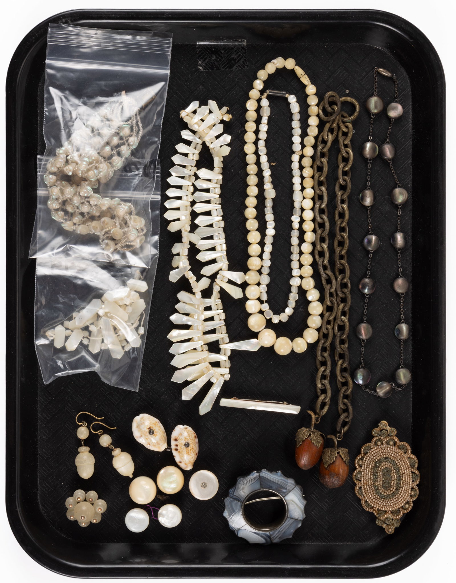 ANTIQUE / VINTAGE MOTHER-OF-PEARL AND OTHER JEWELRY, LOT OF 20 PIECES: ANTIQUE / VINTAGE MOTHER-OF-PEARL AND OTHER JEWELRY, LOT OF 20 PIECES, comprising five necklaces with mother-of-pearl beads including one with grey / abalone mother-of-pearl bead on a silver-type chai