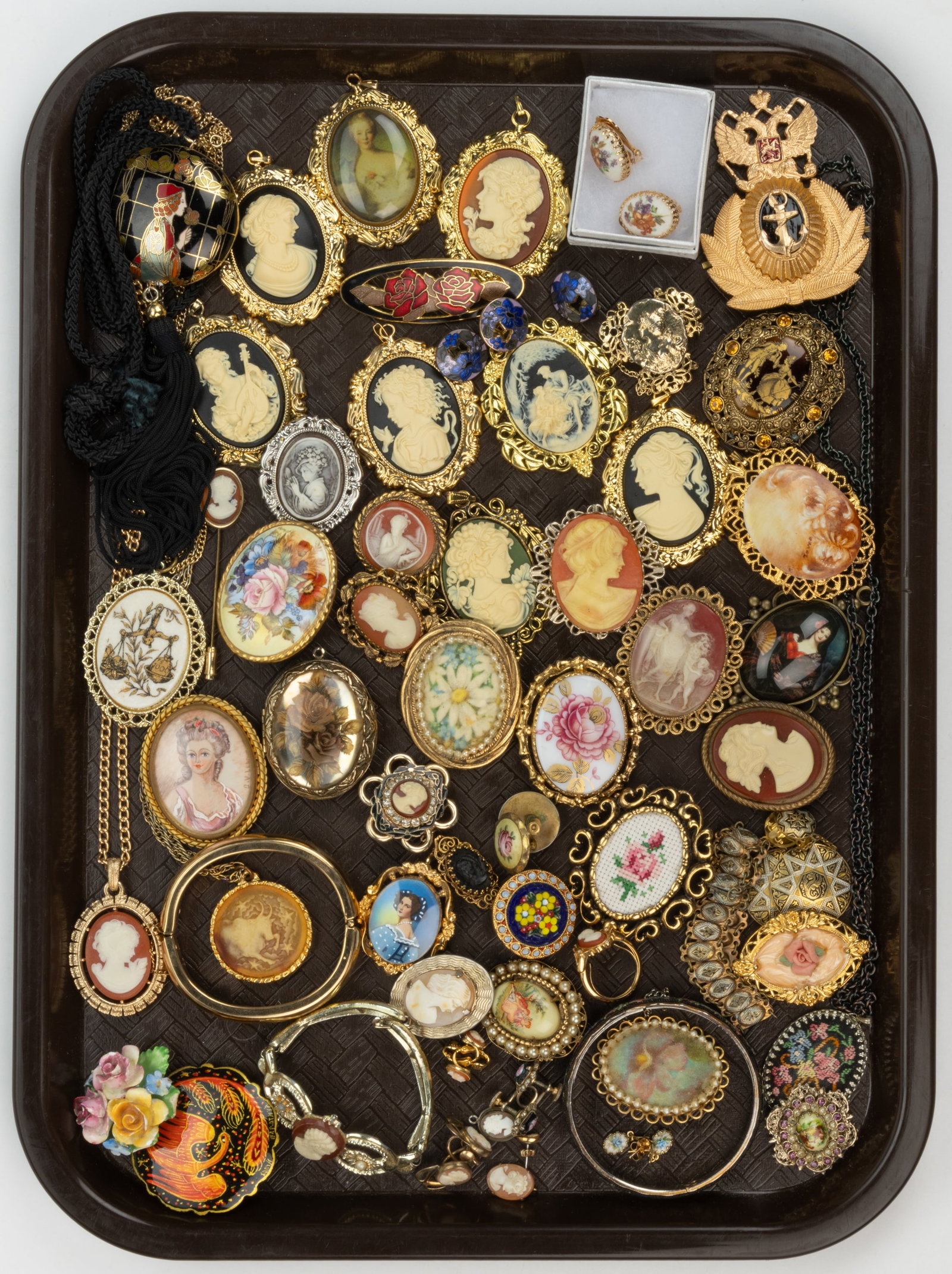 VINTAGE / CONTEMPORARY, AND POSSIBLY ANTIQUE, CAMEO-TYPE AND OTHER COSTUME JEWELRY, UNCOUNTED LOT: VINTAGE / CONTEMPORARY, AND POSSIBLY ANTIQUE, CAMEO-TYPE AND OTHER COSTUME JEWELRY, UNCOUNTED LOT, more than 50 pieces, including various plastic / resin cameo-type jewelry, eight pieces with carved s