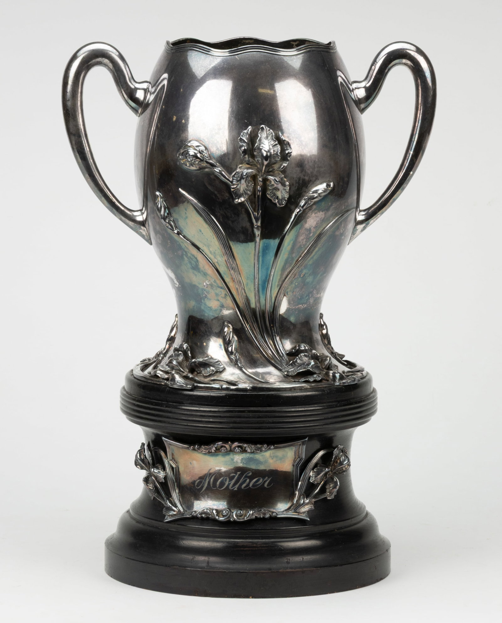 MERIDEN BRITANNIA SILVER-PLATED "MOTHER" PRESENTATION TROPHY (1 of 2)