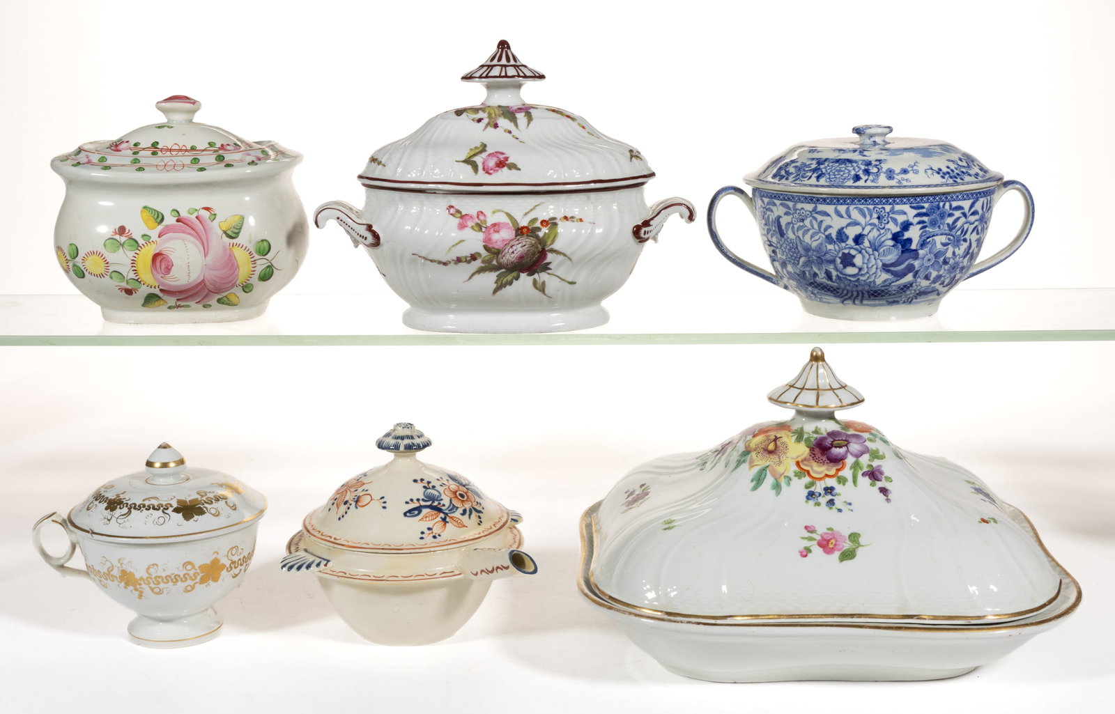BRITISH CERAMIC COVERED ARTICLES, LOT OF SIX: BRITISH CERAMIC COVERED ARTICLES, LOT OF SIX, comprising a pearlware blue transfer-printed double-handled broth bowl featuring floral basket pattern and five hand-painted examples consisting of a suga
