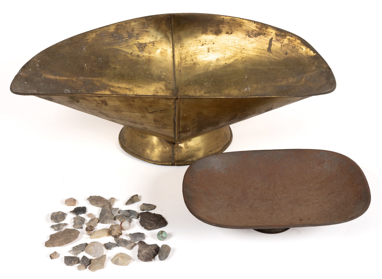 BOX OF NATIVE AMERICAN ARROWHEADS AND TWO SCALE PANS: BOX OF NATIVE AMERICAN ARROWHEADS AND TWO SCALE PANS, the box containing complete and partial points, etc., the large pan is brass. Woodland period and later. Large pan: 6 1/2" H, 21 1/2" x 