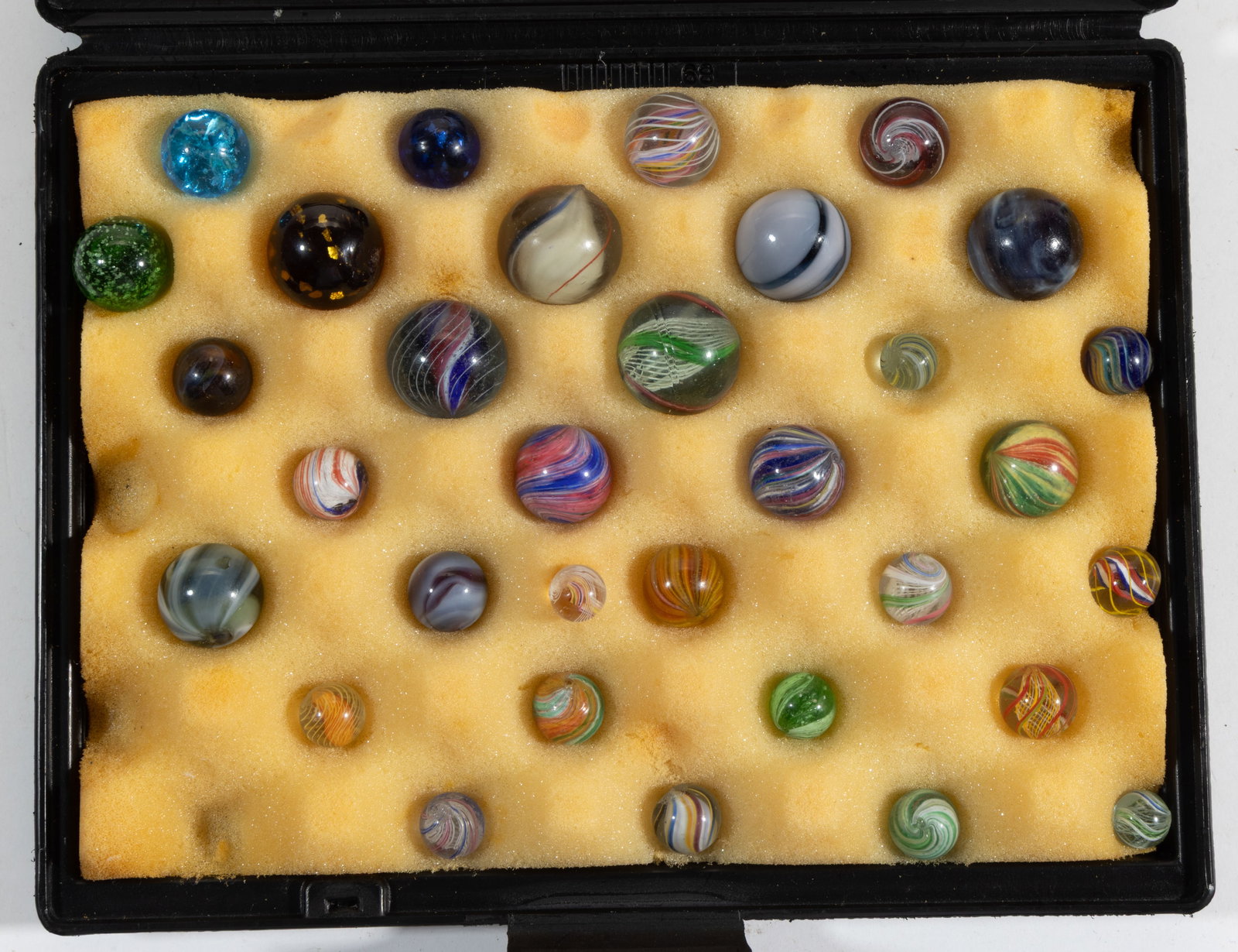 ASSORTED HAND-BLOWN MARBLES, LOT OF 32: ASSORTED HAND-BLOWN MARBLES, LOT OF 32, various colors, including an amber Mica, a green Mica, and two blue Micas, six latticinio core, three with divided ribbon core, three w