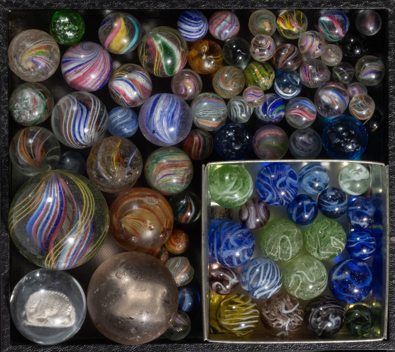 ASSORTED ANTIQUE GLASS MARBLES, LOT OF 78: ASSORTED ANTIQUE GLASS MARBLES, LOT OF 78, including forty transparent swirl marbles, each with interior cores and exterior swirls in various colors and combinations, including five white