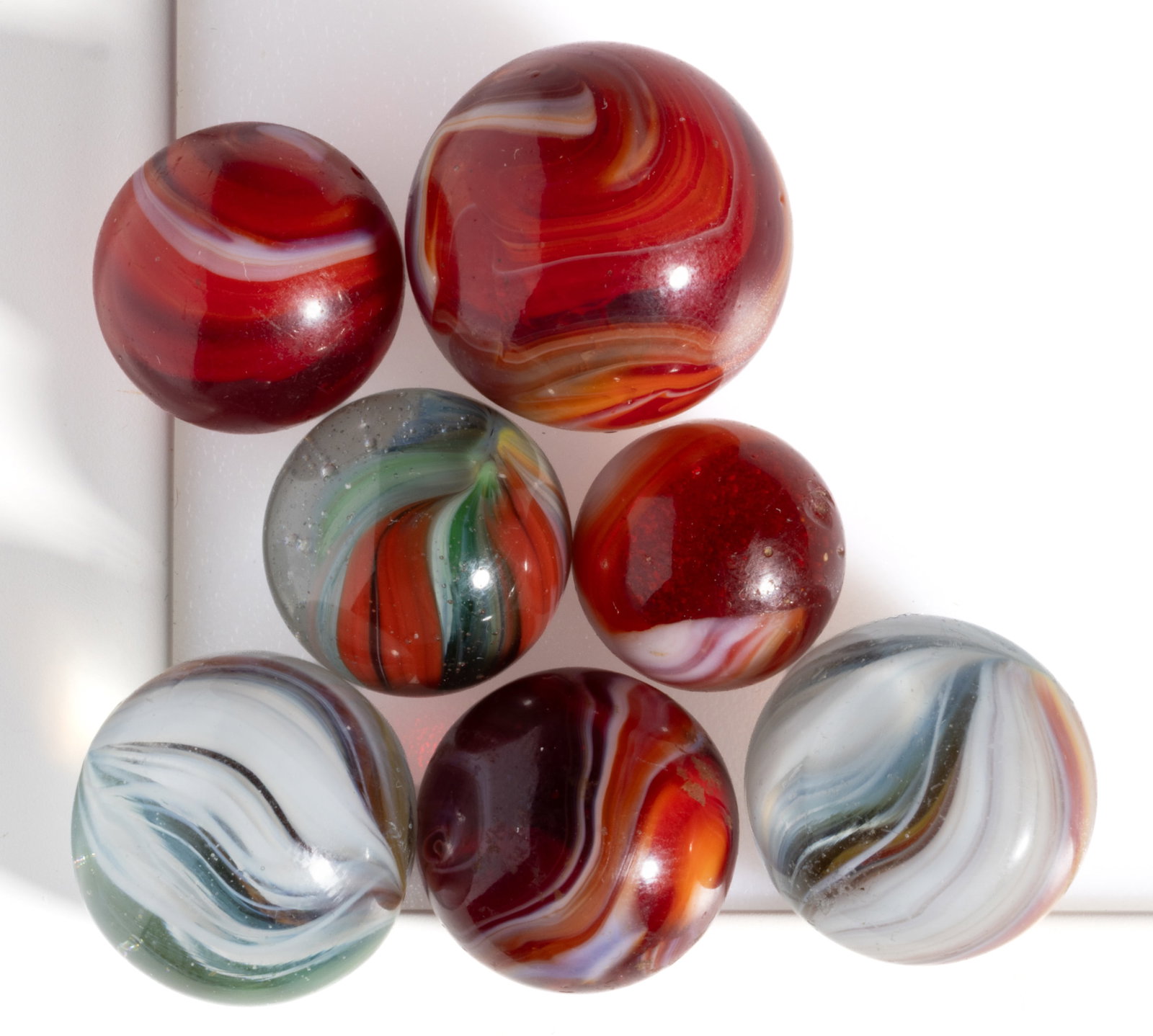 AKRO AGATE SPARKLER AND CARDINAL RED MACHINE-MADE MARBLES, LOT OF SEVEN (1 of 1)