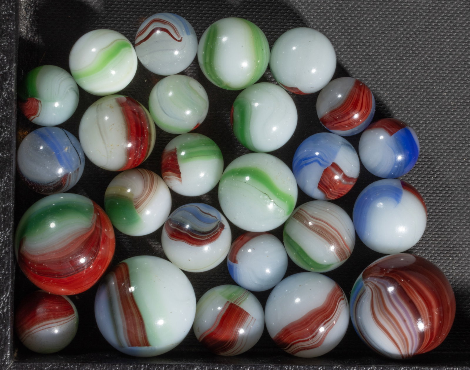 AKRO AGATE PATCH OXBLOOD MACHINE-MADE MARBLES, LOT OF 25 (1 of 1)