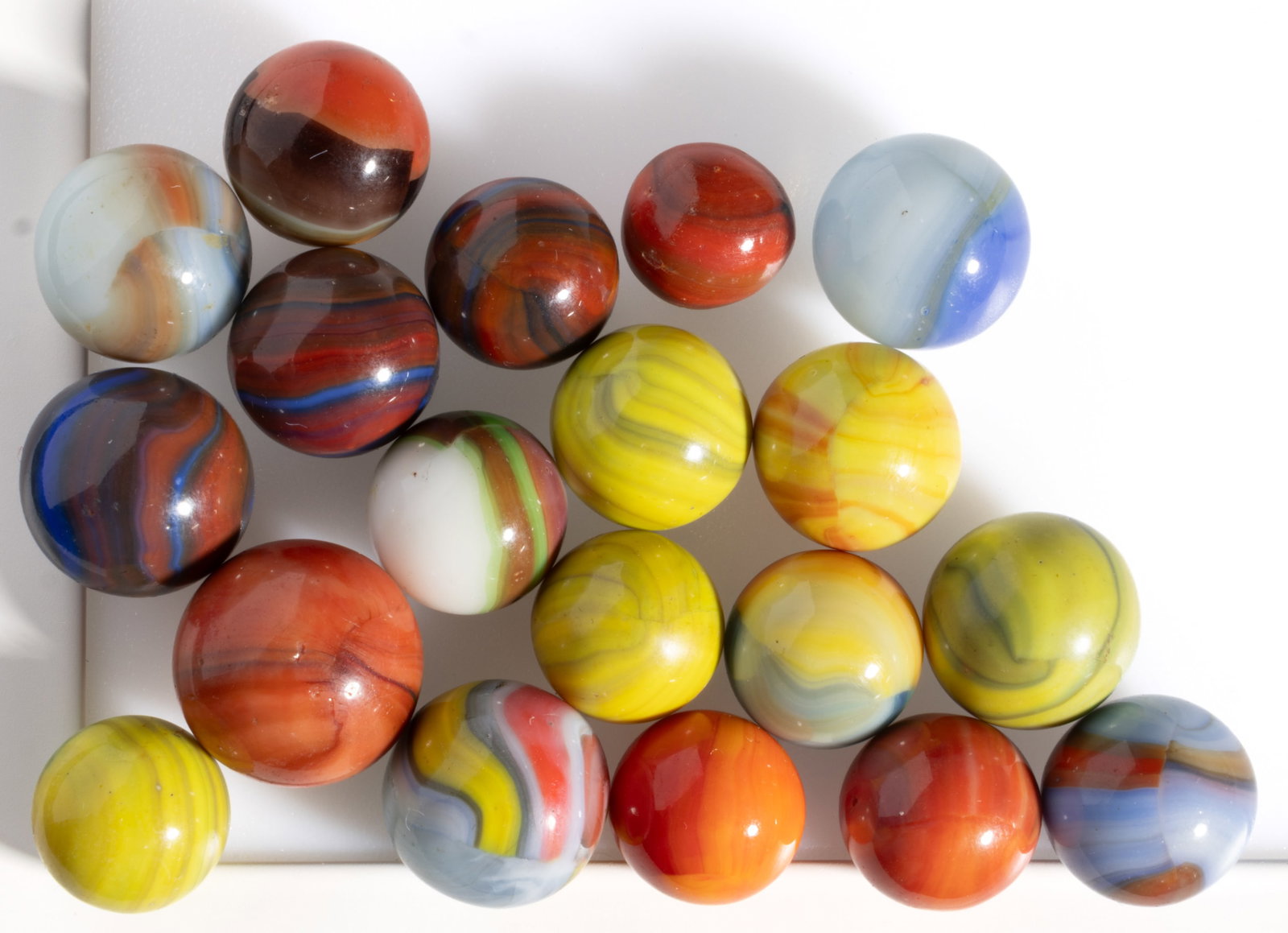 ASSORTED MARBLE KING BLENDED MACHINE-MADE MARBLES, LOT OF 19: ASSORTED MARBLE KING BLENDED MACHINE-MADE MARBLES, LOT OF 19, various colors and combinations, including three Spider-Man. Marble King Inc. and others. 1958-1963. 9/16" to 21/32" D. Pro