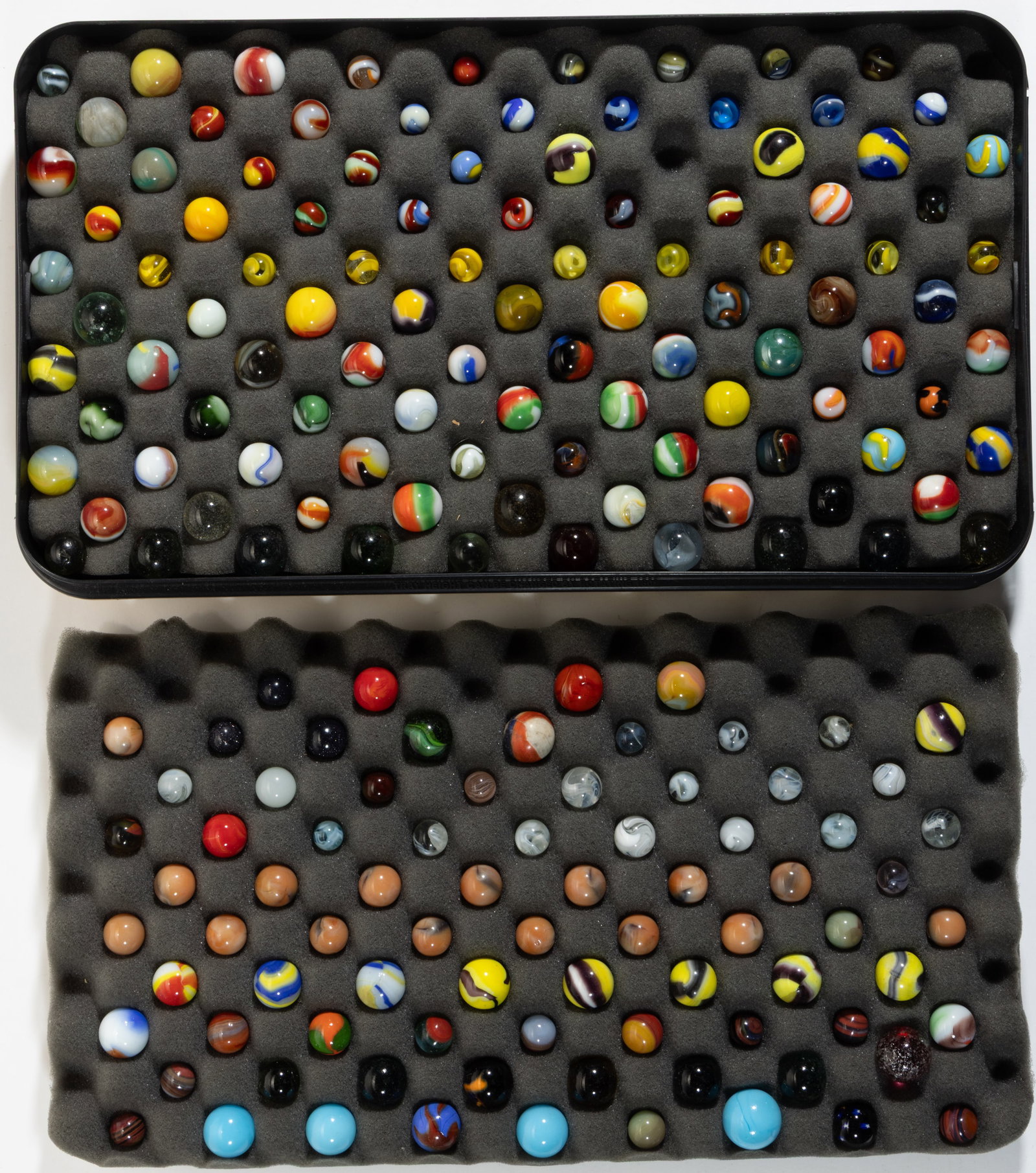 ASSORTED VINTAGE GLASS MARBLES AND OTHER ARTICLES, UNCOUNTED LOT: ASSORTED VINTAGE GLASS MARBLES AND OTHER ARTICLES, UNCOUNTED LOT, various colors and combinations, including corkscrew, auger, Cat's Eye, Popeye, and one fluorescent example. Together with th